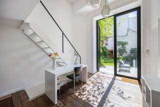 <p>Uniek herenhuis met zuidtuin, zwemvijver en veelzijdig karakter op absolute toplocatie.</p>
<p>Met veel enthousiasme presenteren wij dit uitzonderlijke herenhuis aan de Vlaamsekaai, ongetwijfeld één van de meest gegeerde locaties van Antwerpen-Zuid. Deze riante woning in rijke, pittoreske neo-Vlaamse-renaissance stijl werd in 1879 ontworpen door de vermaarde architect J.V. Delpierre in opdracht van de Waalse baron de Senzeille. Een heus stukje Antwerpse geschiedenis dus, aan de mooiste hoek van het populaire Zuidpark én pal in het hart van de meest bruisende buurt. Toch schuilt er achter de statige gevel een oase van stilte en achter de elektrische poort een prachtige, heerlijk rustgevende tuin waar u onmiddellijk de drukte van de stad afschudt en zich meteen in de Provence waant.</p>
<p>Het ruime gelijkvloers met enkele originele elementen én hoge plafonds is vergund als commerciële ruimte en momenteel ingericht als galerij met mezzanine. Achterin is er een recent vernieuwd badkamertje met douche, toilet en lavabo. Deze etage is dus ideaal als praktijkruimte, showroom en atelier, of voor specialisten of vrije beroepen die wonen en werken willen combineren op een zeer commerciële locatie.</p>
<p>Een plafondhoge glazen deur geeft uit op de onvolprezen blikvanger: de fraaie tuin met zwemvijver van net geen tien meter lengte. Het is een biologische zwemvijver: dus géén chloor of chemicaliën, wel zuiver, heerlijk verfrissend water. Een zeldzame troef op deze locatie. Onmogelijk om tegelijk in de stad én op de buiten te wonen? Wellicht wel, al komt dit wel zeer dichtbij dat unieke gevoel.</p>
<p>De indrukwekkend ruime én hoge kelder kan fungeren als opslag, wijnkelder, hobbyruimte of praktische stockage. Hij doet momenteel dienst als magazijn voor boeken. Achterin is er tevens een kleine keuken met daglicht, gas en water.</p>
<p>De authentieke traphal ademt grandeur en elegantie, terwijl een tweede binnentrap de verschillende leefruimtes en tussenverdiepingen met elkaar verbindt. De eerste etage bestaat uit twee royale bureaus met originele eiken vloeren, houten deuren en zicht op de tuin of het park. Er is eveneens een praktische bijkeuken en wasruimte.</p>
<p>Beide slaapkamers op de tweede verdieping ademen elk een eigen sfeer. De master bedroom aan de achterzijde is zeer stil, kijkt uit op de tuin, beschikt over airconditioning en een recent vernieuwde ensuite badkamer met lavabo, toilet en een goed toegankelijke inloopdouche. De zeer ruime slaapkamer vooraan heeft opnieuw een authentieke eiken vloer én zicht op het Zuidpark. De aansluitende dressing baadt dankzij de mooie raampartij ’s avonds in prachtig zonlicht. Een huis waar je zowel voor als achteraan van bomen, natuur en vrolijk zingende vogeltjes kan genieten: ook dit blijft uiterst zeldzaam in de stad.</p>
<p>Het pas gerenoveerde, lichtrijke en volledig geïsoleerde leefgedeelte op de bovenste verdieping heeft airconditioning en sluit aan op de onlangs gerenoveerde keuken. Dankzij een kamerbrede schuifdeur lijken woonkamer en het aangename, zuidgerichte terras wel één geheel. Het terras baadt in rust en kijkt uit op de paarden bovenop het KMSKA.</p>
<p>De woning beschikt over dubbele beglazing in hardhouten raamprofielen en combineert authentieke charme met hedendaags wooncomfort. Dit uitzonderlijke, zeer ruime pand op een absolute toplocatie in Antwerpen-Zuid is vooral erg flexibel en daarom zowel interessant als investering of als woning. Met zijn drie boilers en drie digitale meters en vele nutsvoorzieningen kan het relatief eenvoudig worden opgedeeld in appartementen. Het kan eveneens dienen als gastenkamers, wellness of voor mensen met een vrij beroep die wonen en werken willen combineren. Parkeren is géén probleem. Recht over de deur ligt onder het park een giga parkeergarage met zeer voordelige voorwaarden voor bewoners.</p>
<p>Voor meer informatie of een persoonlijke rondleiding kan u contact opnemen met Amparo op +32 478 68 29 86 of via amparo@reds.be.</p>