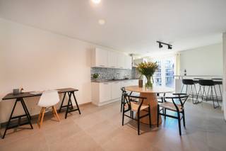 Deze instapklare kantoorruimte van ongeveer 83 m² bevindt zich in de Gentstraat, in het centrum van Deinze. Het pand werd gebouwd in 2020 en straalt professionaliteit, modern comfort en energiezuinigheid uit. Dankzij de recente bouw voldoet het aan alle hedendaagse normen en is het in uitstekende staat.<br /><br />De ligging in het stadscentrum zorgt voor een grote visibiliteit en een vlotte bereikbaarheid, met het station van Deinze op slechts vijf minuten wandelafstand. Ook winkels, horecazaken en andere voorzieningen bevinden zich in de onmiddellijke omgeving, wat de locatie ideaal maakt voor klanten en medewerkers.<br /><br />Bij het binnenkomen kom je in een inkomhal die toegang biedt tot de verschillende ruimtes. De grote, lichtrijke ruimte aan de voorzijde doet vandaag dienst als open kantoorruimte en vormt het centrale werkpunt van het pand. Deze ruimte sluit aan op een moderne open keuken met eetplaats, wat zorgt voor extra comfort tijdens de werkdag.<br /><br />Verder beschikt het kantoor over een afzonderlijke ruimte die kan ingericht worden als privé-bureau of vergaderzaal. De badkamer is modern afgewerkt met een inloopdouche en dubbele lavabo, en er is een apart toilet voor bezoekers of personeel. Een ruime berging biedt bijkomende opbergruimte.<br /><br />De kantoorruimte is voorzien van centrale verwarming op aardgas en beschikt over drie privatieve zonnepanelen. Op het gelijkvloers is er een gemeenschappelijke fietsenstalling en een afvalberging aanwezig.
