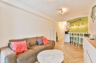 Ontdek dit gezellige, volledig gerenoveerde gelijkvloerse appartement vlak bij de zeedijk in Wenduine — de ideale uitvalsbasis voor wie wil genieten van rust, comfort en de zee. Dit instapklare appartement werd in 2023 volledig vernieuwd en afgewerkt met kwalitatieve materialen. <br /><br />Het appartement is perfect gelegen in het charmante Wenduine, de Prinses der Badsteden. Op wandelafstand vindt u onder andere het commerciële centrum, de halte van de Kusttram en het strand.<br /><br />Het appartement beschikt over een lichtrijke woonkamer met een prachtig vernieuwde en ingerichte keuken. De badkamer is modern uitgerust met een regendouche, lavabomeubel met mengkraan, verlichte spiegel, elektrische handdoekdroger en extra kastruimte. Daarnaast is er een apart toilet voorzien. De nachthal verbindt alle ruimtes en is eveneens afgewerkt met een onderhoudsvriendelijke laminaatvloer. Verder is er een mooie slaapkamer aanwezig die verrassend veel comfort biedt met een dakkoepel met automatische verduistering, ingebouwde kasten en een houten schuifdeur.<br /><br />Kortom: een perfect afgewerkt en praktisch appartement op een topligging vlak bij de zee — ideaal als tweede verblijf, investering of compacte vaste woonst.<br /><br />De vermelde prijs is een richtprijs; elk bod wordt voorgelegd aan de eigenaar, die het recht behoudt om dit te aanvaarden of te weigeren.<br /><br />Neem voorsprong met een vrijblijvende en gratis schatting van uw eigendom via:<br />http://www.residentievastgoed.be/gratisonlineschatten