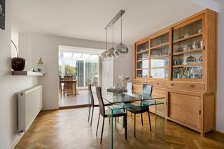 <p>Bent u op zoek naar een <strong>ruime gezinswoning met potentieel</strong>, gelegen op een toplocatie nabij het centrum van Aartselaar? Dan is deze bel-etagewoning zeker een bezoek waard.</p>
<p>Deze solide woning werd doorheen de jaren reeds grondig aangepakt en biedt een sterke basis om verder af te werken naar eigen smaak. Momenteel beschikt de woning over <strong>drie slaapkamers</strong>, met <strong>achter de garage een extra polyvalente ruimte</strong> die perfect kan dienen als vierde slaapkamer, bureau of praktijkruimte. De aansluitingen voor een tweede badkamer zijn hier reeds voorzien.</p>
<p>Belangrijke werken die werden uitgevoerd zijn onder andere het dak, de elektriciteit, riolering, vloer op het gelijkvloers, vals plafond leefruimte, condensatieketel, dakgoot en diverse voorbereidende werken voor screens en rolluiken. Ook de veranda werd deels aangepakt met een screen en vernieuwd glas.<br /><br />Buiten geniet u van een leuke tuin met vernieuwd terras en een praktische tuinberging. Vooraan de woning bevindt zich bovendien een handige oprit met plaats voor twee wagens.</p>
<p>Enkele afwerkingen dienen nog te gebeuren, waaronder de inrichting en afwerking van de polyvalente ruimte achteraan, de ramen op de tweede verdieping die nog voorzien zijn van enkel glas en de renovatie van de badkamer.</p>
<p>Dankzij de centrale ligging nabij winkels, scholen, openbaar vervoer en belangrijke invalswegen combineert deze woning ruimte, mogelijkheden en een uitstekende bereikbaarheid.</p>
<p>Interesse? Contacteer ons gerust voor een bezoek of meer informatie.</p>