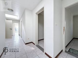 Dit ruim appartement gelegen boven een handelszaak moet je zeker gezien hebben.De zee van ruimte die je hier gaat ontdekken is ongezien. Het...