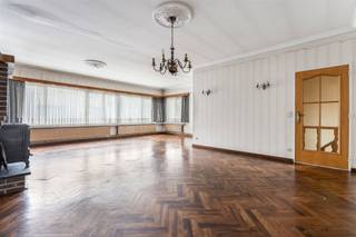 <p><span>Centraal gelegen, ruime woning (415m2)</span></p><p><span> </span></p><p><span>Belangrijkste troeven:</span></p><p><span>- Gelijkvloerse oppervlakte van ca 290m2!</span></p><p><span>- Woonst met 3 ruime kamers op verdieping</span></p><p><span>- Centrale ligging</span></p><p><span>- Enorm potentieel!</span></p><p><span>- Inpandige garage</span></p><p><span>- Kelder en kruipkelder</span></p><p><span> </span></p><p><span>Bekijk zeker onze grondplannen met de afmetingen. Zo krijgt u van thuis uit al een perfect beeld van wat deze woning te bieden heeft!</span></p><p><span>Wenst u meer info of een vrijblijvende bezichtiging, contacteer dan ons kantoor op het nummer 014 39 99 99 en wij helpen u graag verder.</span></p>