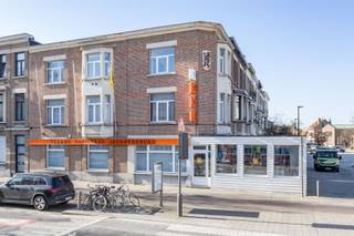 Lichtrijk appartement (V2 - 1 SLK) in klein en rustig gebouw. Indeling:We bereiken deze 2de en hoogste verdieping met de trap (er is geen lift...