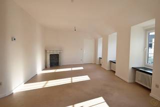 Samenstelling:<br /><br />Inkomhal, toilet, badkamer met een ligbad, een zeer lichtrijke woonkamer, geïnstalleerde keuken, ruime berging en 2 slaapkamers. <br /><br />Het appartement geniet van een fraai uitzicht en veel lichtinval. <br /><br />Er zijn geen syndicuskosten.<br /><br />Het appartement onderging een grondige renovatie in en is instapklaar.<br /><br />Wenst U dit appartement te bezichtigen? Schrijf U gerust in op via de website en wij zullen U uitnodigen voor de bezoekdag.