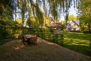 In het gegeerde Dennenburg te Kapellen bevindt zich deze charmante villa, verscholen in een uitzonderlijk groen kader aan de rand van het bos.Hier...