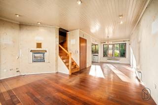 Toffe halfopen bel-étage woning, rustig gelegen aan het Gebroeders Van Raemdonckpark en nabij het centrum van Kortrijk! <br /><br />Indeling: op het gelijkvloers bevindt zich de inkomhal met apart toilet, grote garage met wasruimte en veel extra berging. <br />Op verdieping 1 hebben we de lichtrijke leefruimte en keuken met zicht op de tuin en een leuk zongericht terras. <br />De 3 volwaardige slaapkamers en de badkamer bevinden zich op het tweede verdiep.<br />Leuke omheinde tuin aanwezig, genietend van alle privacy.<br /><br />Troeven: goede ligging (ideaal voor zij die op zoek zijn naar rust maar toch alles dichtbij), inpandige garage, dubbel glas.<br /><br />Meer informatie of een bezoek: charlotte@immobeguin.be