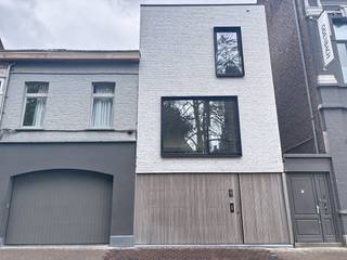 Le moyen le plus rapide pour visiter cette propriété ? Demandez votre visite via le bouton rouge de notre site Web (www.dewaele.com) et vous serez contacté par l'un de nos experts en location. Maison neuve de très haute qualité avec 2 chambres spacieuses, une cour et des terrasses ensoleillées dans le centre-ville animé de Roeselare.La maison a la disposition suivante :REZ-DE-CHAUSSÉE- Entrée avec toilettes invités- Chambre/salle polyvalente spacieuse (bureau, salle de sport,...) avec accès direct à la cour de la ville- Salle de douche- Buanderie avec raccordement pour machine à laver, évier et placards intégrés- Un garage1er ÉTAGE- Espace de vie lumineux avec placard mural- Cuisine ouverte entièrement équipée avec îlot et table à manger. La cuisine est équipée d'une cuisinière (induction) avec hotte intégrée, d'un évier, d'un réfrigérateur, d'un four, d'un micro-ondes/four et d'un lave-vaisselle- Terrasse ensoleillée très spacieuse2e ÉTAGE- Hall de nuit avec placard intégré- Chambre principale avec terrasse ensoleillée- WC séparés- Salle de bain très spacieuse avec double vasque avec espace de rangement et douche à l'italienneCaractéristiques supplémentaires :- Maison prête à emménager et lumineuse- Finition de très haute qualité (peinte, équipée d'éclairage, d'alarme, de climatisation, de moustiquaire,...)- Maison économe en énergie- Emplacement central dans le centre animé, à proximité des commerces, des écoles, des transports en commun, des routes d'accès,...Cette magnifique maison à louer à Roeselare vous intéresse ? N'hésitez pas à nous contacter.