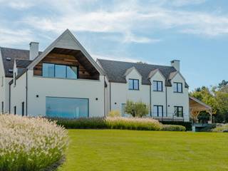 Nestled in a bucolic setting, this exceptional property with ±770m² of living space (according to PEB) extends over more than 45 acres facing west, offering breathtaking views of the fields and the majestic Sonian Forest. A refined lifestyle in a preserved natural environment.<br /><br />Organised on three levels, the villa offers harmonious and bright spaces. The ground floor comprises a fully equipped contemporary kitchen with breakfast area and utility room, a large living room with open fire and a TV lounge. Upstairs: a master suite with custom-made dressing room and private shower room, three bedrooms with dressing rooms, two shower rooms and a laundry room. The lower level houses a bar with dance floor, projection room and gym. The pool house, equipped with a hammam, sauna and shower, opens onto the swimming pool. A double garage, parking for eight cars, a storeroom and technical rooms complete the property. The carefully chosen materials create an elegant and coherent atmosphere.<br /><br />Other features: home automation, Bose audio system, gas heating, dual-flow ventilation, automated blinds, PEB B.<br /><br />Located in Ohain, renowned for its landscapes, prestigious villas and village square ranked among the most beautiful in Belgium, this property will appeal to lovers of elegance and nature.<br /><br />For further information and viewings, please contact our Walloon Brabant office on +32 (2) 898.09.40.