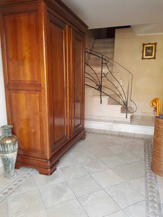 Deze prachtige bel-etage woning is centraal gelegen in een rustige éénrichtingsstraat op wandelafstand van winkels, scholen, openbaar vervoer en parken Rivierenhof, Ertbruggebos en Bremweide. De nabijheid van belangrijke invalswegen en groene zones combineert uitstekende bereikbaarheid, stedelijk gemak en natuurlijke rust. Bij het betreden van de woning komt u in een ruime inkomhal die doorgang geeft naar de inpandige garage met sectionaalpoort. Naast de inpandige garage bevinden zich op de benedenverdieping een berging, wasplaats met technische ruimte en een multifunctionele kamer. De dubbele oprit biedt plaats aan twee wagens. Op de eerste verdieping bevindt zich de lichtrijke L-vormige woon- en eetkamer met kamerhoge en kamerbrede raampartijen, alsook een sierhaard. Achteraan biedt de volledig uitgeruste keuken met eetplaats en zicht op de tuin alle comfort; deze is voorzien van veel werk- en opbergruimte. Naast de keuken is er een praktische extra kamer die kan dienen als bijkeuken, slaapkamer of bureau. Vanuit de keuken kan u via een vaste trap naar het overdekte terras dat uitgeeft op de ruime en zonnige, zuidgeoriënteerde tuin. Op de overloop van de eerste verdieping is er tevens een apart gastentoilet met handenwasser. De marmeren trap leidt u naar de tweede verdieping, waar er zich drie slaapkamers bevinden. De badkamer is ingericht met dubbele lavabo, veel kastruimte en ligbad met douchemogelijkheid. De nachthal biedt eveneens toegang tot een afzonderlijk toilet. De dakkoepel op deze tweede verdieping zorgt voor veel natuurlijke lichtinval. Zowel de keuken, badkamer, het afzonderlijke toilet en gastentoilet zijn volledig betegeld tot aan het plafond. De woning is afgewerkt met hoogwaardige materialen en is in uitstekende staat. Het PVC-schrijnwerk is voorzien van dubbele beglazing, vliegenramen en rolluiken. Elektr. installatie conform en EPC label C. Indien u meer informatie of een bezichtiging wenst: jansamynlaan12@hotmail.com of 0479 75 89 89. Geen immo