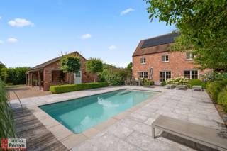 Welkom aan de Lage Dreef 29 in Heist-op-den-Berg!<br />Deze prachtige, instapklare open bebouwing biedt je alle comfort en luxe die je je maar kan wensen. Gelegen in een rustige buurt, geniet je hier van een uitstekende ligging en een fijne woonomgeving. De woning biedt een indrukwekkende bewoonbare oppervlakte van maar liefst 389 m², waardoor je zowel binnen als buiten geniet van een enorme oppervlakte.<br /><br />Wat deze woning uniek maakt, is de energiezuinigheid. Met een uitstekend EPC-label A (96 kWh/m² jaar) ben je helemaal klaar voor de toekomst! Je profiteert hier van maar liefst 36 zonnepanelen, 3 thuisbatterijen, een zonneboiler, een laadpaal en airco in een aantal ruimtes. Hierdoor geniet je niet alleen van een heerlijk binnenklimaat, maar hou je ook je energiefactuur bijzonder laag.<br /><br />Buiten is het volop vakantiegevoel in de fraai aangelegde tuin. Ontspan in je eigen verwarmde zwembad met automatische chloor- en pH-regeling, of kom tot rust in het tuinhuis dat is uitgerust met een toffe bar. Er is ook een eigen infraroodsauna.<br /><br />Ook aan de praktische kant is gedacht: je beschikt over een ruime inpandige dubbele garage, liefst drie extra staanplaatsen, een sfeervolle gashaard in de leefruimte en een aangesloten regenwaterput. Bovendien zijn alle rolluiken elektrisch.<br /><br /><u><strong>INDELING:</strong></u><br /><strong>Gelijkvloers:</strong> Inkomhal, toilet, bureelruimte, woonkamer, keuken, wasplaats, dubbele garage, berging<br /><strong>1ste verdieping: </strong>Nachthal, 3 slaapkamers waarvan één met dressing, badkamer, apart toilet.<br /><strong>2de verdieping: </strong>Tussenverdieping met speelkamer.<br /><strong>Zolder: </strong>Zolderkamer en extra bergzolder daarboven.<br /><strong>Tuin:</strong> Tuin met terras, zwembad. Tuinhuis met overdekt terras. Bijgebouw met bar. 3 autostaanplaatsen. Laadpaal<br /><strong>Kelder:</strong> Kruipkelder onder de garage.<br /><br />Ervaar zelf de vele voordelen van deze woning tijdens een persoonlijke rondleiding.<br />Maak vandaag nog je afspraak.<br />Mail naar info@immopersyn.be of bel 013 444 008.<br />