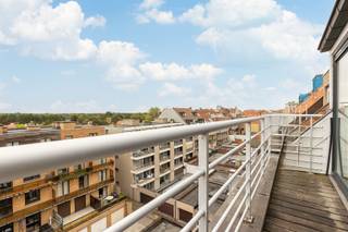 <p><span>Un logement spacieux au cœur de Knokke</span></p><p><span>La Lippenslaan : on ne peut pas faire plus central. Les magasins, restaurants, cafés et tout ce qui fait le charme de Knokke se trouvent littéralement à deux pas. Envie d’aller à la plage ou sur la digue ? Vous pouvez également vous y rendre à pied. Ici, vous n’hésiterez pas à laisser votre voiture au garage un peu plus souvent.</span></p><p><span>Cet spacieux appartement en duplex, comprenant trois chambres et deux terrasses, se trouve aux cinquième et sixième étages. Beaucoup d'espace donc, tant à l'intérieur qu'à l'extérieur.</span></p><ul><li><span>Emplacement de choix sur la Lippenslaan</span></li><li><span>3 chambres</span></li><li><span>2 salles de bains</span></li><li><span>2 terrasses</span></li><li><span>Cave privative</span></li><li><span>Possibilité d’acheter 2 places de parking à proximité</span></li></ul><p><span>Au cinquième étage, on entre par le hall d’entrée doté d’un vestiaire et de toilettes séparées pour les invités. Le spacieux salon donne sur la terrasse ensoleillée à l’avant, un endroit agréable pour s’asseoir un moment à l’extérieur et regarder la vie défiler sur la Lippenslaan.</span></p><p><span>La cuisine équipée offre tout le confort nécessaire. Elle est suivie de la salle à manger séparée, qui donne accès à la deuxième terrasse à l'arrière. Vous disposez ainsi d'un espace extérieur de chaque côté de l'appartement.</span></p><p><span>À l'étage supérieur se trouvent trois chambres. La chambre principale dispose d'une salle de bains attenante ; il y a également une salle de douche séparée et des toilettes supplémentaires.</span></p><p><span>Vous trouverez un espace de rangement supplémentaire dans la cave privative. </span></p><p><span>Le stationnement est également facile : deux places de garage sont disponibles à proximité, au prix de 75 000 chacune.</span></p><p><span>Un spacieux appartement en duplex avec deux terrasses, trois chambres et, surtout, un emplacement en plein cœur de Knokke.</span></p><p><span>Organisez votre visite via <span>www.sinjoor.be</span></span><span> ou appelez-nous au 03 283 05 00 pour plus d’informations.</span></p>