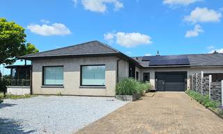 Ontdek deze recent gerenoveerde, energiezuinige bungalow in een rustige en kindvriendelijke woonwijk in Zelzate en biedt verrassend veel ruimte...
