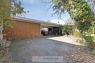 Het perceel van 2367m² met volgroeide tuin, ligt in 2de bouwlijn van de Rodenburgstraat 9, en herbergt een éénlagige totaal te renoveren woning...