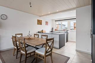 In een rustige wijk in Hoevenen is de gerenoveerde bel-etage woning terug te vinden. Centraal gelegen in de dorpskern van Hoevenen en nabij Kapellen met de nabijheid van belangrijke invalswegen, winkels en scholen. Voor de woning is een oprit aanwezig met 2 autostaanplaatsen met aansluitend een inpandige garage. <br /><br />We komen binnen in een ruime gang met vestiaire, afgewerkt met natuursteen, die toegang geeft tot de ruime berging met aansluiting voor wasmachine, alsook de ruime garage 24m². Verder op het gelijkvloers is er ook nog een bureauruimte 8m² aanwezig dewelke toegang geeft tot de overdekte veranda 17m².<br /><br />Via de trap bereiken we de eerste verdieping. In de traphal is er een toegang voorzien naar de wc met handenwasser. Via de andere deur komen we in de leefruimte terecht, dewelke uitgeeft op de zithoek alsook de recente open DOVY keuken, voorzien van een combi-oven, inductie kookplaat, koelkast, koffiezet, en dubbele lavabo met verlek. Via de keuken is er toegang tot het terras 2,5m².<br /><br />Op de tweede verdieping vinden we de 3 slaapkamers 16m², 14,5m² &amp; 9m², alsook de badkamer uitgerust met inloopdouche en enkele lavabo.<br /><br />Pluspunten:<br />+ Nieuwste technieken zoals: Zonnepanelen, Laadpaal, Waterontharder<br />+ Recente DOVY keuken<br />+ Recente verwarmingsketel<br />+ Rustig maar centraal gelegen<br />+ Rolluiken<br />+ Energiezuinige woning <br />+ 3 Slaapkamers<br />+ Zeer ruime garage <br /><br />Interesse in deze woning? Contacteer ons via 03 337 50 70 of info@vbvastgoed.be voor meer info of een afspraak!