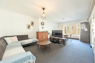 <strong>Leuk startersappartement met 2 slaapkamers of mooie investering<br /><br />Ligging: </strong>gelegen op de stadsrand met vlotte verbinding naar de ring, alsook op wandelafstand van het centrum van Turnhout.<strong><br /><br />Indeling: </strong>inkomhal, keuken, leefruimte met eethoek, badkamer, koele berging, 2 slaapkamers, garagebox<strong><br /><br />Omschrijving: </strong>2 slaapkamerappartement in een kleinschalig gebouw met 3 appartementen. Het appartement is tevens verhuurd à €725/m.<br />We betreden het appartement op de 1e verdieping en komen hier in de ruime leefruimte dewelke het centrale punt is. Vanuit de leefruimte is de keuken bereikbaar die gelegen is aan de voorkant van het appartement. Achteraan het appartement vinden we 2 slaapkamers, apart toilet, bergruimte en badkamer met douche. <br />Achteraan het gebouw bevindt zich nog een garagebox dewelke perfect kan dienen voor opslag van fietsen, ... . Deze garage zit mee in de prijs inbegrepen.<br /><br />Bijzonderheden<br />- EPC label C<br />- Elektriciteit = CONFORM<br />- Garagebox inbegrepen in de prijs<br />- Geen gemeenschappelijke kosten<br /><br />Informatieplicht in aanvraag<strong><br /></strong>