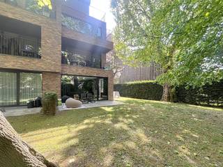 Geniet elke dag van rust, ruimte en een heerlijk terras met zicht op het park. Grote raampartijen brengen het buitengevoel helemaal naar binnen!Indeling van het appartement:- inkomhal- apart toilet- badkamer- 2 volwaardige slaapkamers- praktische berging- volledig uitgeruste keuken- ruime leefruimte met toegang tot het zonnige terrasExtra troeven:- Inclusief privatieve autostaanplaats- Gemeenschappelijke fietsenberging - Hoogwaardige en duurzame afwerking- Rustige ligging in een parkdomein met uitstekende bereikbaarheid- Interessant als investering: Het appartement is momenteel verhuurd, je geniet meteen van huurinkomsten na aankoop.Overtuigd? Neem dan snel contact op voor een bezoek.