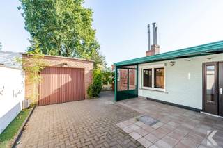 <p><strong>Ruime gezinswoning op 553 m² met garage en open zicht</strong></p><p>Bent u op zoek naar een ruime gezinswoning met veel potentieel, een rustige ligging en een mooi perceel? Dan is deze woning zeker een bezoek waard! Bezoeken zijn mogelijk <strong>7/7</strong>, ook 's avonds.</p><p>De woning is gelegen op een perceel van <strong>553 m²</strong> in een landelijke omgeving. Achteraan geniet u van een prachtig open zicht op de velden zonder achterliggende inkijk. Dankzij de <strong>noordwestelijke oriëntatie</strong> kunt u volop genieten van de avondzon.</p><p>Met een bewoonbare oppervlakte van ca. <strong>175 m²</strong> beschikt de woning over een ruime en lichtrijke leefruimte, een grote inkomhal, <strong>4</strong><strong> volwaardige slaapkamers</strong>, een droge kelder en een ruime zolder met uitbreidingsmogelijkheden.</p><p>Praktisch biedt deze woning een <strong>garage met werkput</strong> en een ruime oprit voor minstens <strong>5 wagens</strong>.</p><p>Daarnaast werden reeds verschillende vernieuwingen uitgevoerd, waaronder <strong>alle ramen</strong>, een <strong>verwarmingsketel van 3 jaar oud</strong> en <strong>rolluiken rondom</strong> de woning.</p><p><strong>Troeven:</strong><br />✔ Perceel van 553 m²<br />✔ Rustige ligging met open zicht<br />✔ Bewoonbare opp. ca. 175 m²<br />✔ 4 slaapkamers<br />✔ Ruime zolder en droge kelder<br />✔ Garage met werkput<br />✔ Oprit voor minstens 5 wagens<br />✔ Alle ramen vernieuwd<br />✔ Recente verwarmingsketel en rolluiken<br />✔ Centrale verwarming</p><p><strong>Meer info of een bezoek?</strong><br />📧 karel@roetsvastgoed.be<br />📞 0470 34 20 25</p>