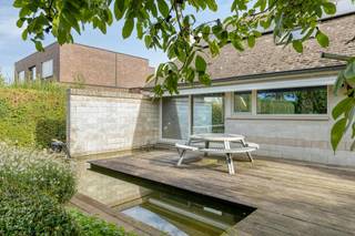 Met een mooi perceel van 1.073 m² en een doordachte, speelse architectuur biedt dit pand een unieke woonbeleving.<br />Bij het binnenkomen ervaar je meteen de open en lichtrijke sfeer van de woning. De leefruimtes zijn opgebouwd uit slimme tussenniveaus (split-level), wat zorgt voor een aangename verbinding tussen de verschillende ruimtes.<br /><br />Bestaande uit:<br />Gelijkvloers:<br />een open inkomhal die overgaat in een verlaagde zitput en eetruimte - aansluitend bevindt zich de open, ingerichte keuken met zicht op de leefruimtes en tuin.<br /><br />Onderliggend niveau (enkele trapjes naar beneden):<br />praktische ruimtes zoals een afzonderlijk toilet, een ruime wasplaats/berging en een grote garage met directe toegang tot de tuin.<br /><br />Tussenverdieping (enkele trapjes naar boven):<br />drie volwaardige slaapkamers en een ingerichte badkamer.<br /><br />Bovenste verdieping: <br />een mezzanine die perfect dienst kan doen als thuiskantoor, speelruimte voor de kinderen of ontspanningshoek.<br /><br />De grote, zuidwestgerichte tuin garandeert dat je tot 's avonds laat van de zon kunt genieten. <br />Aan parkeergelegenheid is er geen gebrek: naast de inpandige garage beschikt de woning over een ruime oprit en een handige carport.<br /><br />Enkele troeven van dit pand te koop:<br />- EPC-label C: een energiezuinige woning zonder renovatieverplichting.<br />- Zonnepanelen<br />- Topligging aan de stadsrand van Poperinge<br />- Grondoppervlakte: 1.073 m²<br />- Zuidwest gerichte tuin<br /><br /><br /><br />De eigendom wordt aangeboden via de Pre-sale formule. Van 19/10/2026 om 09:00 tot 24/10/2026 om 12:00 kan u het huis op afspraak komen bezichtigen en een bod uitbrengen. De vermelde prijs is een instelprijs. Voor meer info, gelieve contact op te nemen met de dossierverantwoordelijke.<br /><br />Bestuursmaatregelen in het maatregelenregister: nee<br /><br />Deze AI-visualisaties zijn bedoeld als inspiratie. Er werd geen rekening gehouden met technische specificaties, stedenbouwkundige voorschriften of de concrete mogelijkheden tot realisatie.