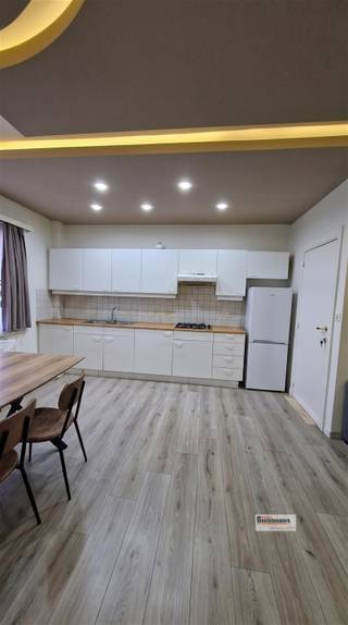 <p><span>Centraal gelegen appartement met 1 slaapkamer en overdekt terras.</span></p><p><span> </span></p><p><span>Dichtbij openbaar vervoer, winkels en scholen. </span></p><p><span>Klein gebouw, interne syndicus. </span></p><p><span> </span></p><p><span>Indeling</span><span>: </span></p><p><span> </span></p><p><span>Op de eerste verdieping gelegen. Een open keuken met aanpalend een leefruimte. Een aparte slaapkamer met een overdekt/toegemaakt terras.</span></p><p><span>Badkamer met douche in bad, toilet en lavabo. Privatieve kelder. </span></p>