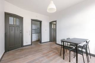 Instapklaar 1-slaapkamerappartement in charmant gebouw<br /><br />Epc-label: B <br />Mobiscore: 9,5/10 <br /><br />Achter de charmante gevel bevindt zich dit fijne 1-slaapkamerappartement. Gelegen op slechts een steenworp afstand van het Citadelpark, de verschillende faculteiten en het station Gent-Sint-Pieters en binnen fietsafstand van het historische centrum van Gent, biedt dit appartement een ideale locatie. De omgeving heeft een rijk aanbod aan ontspanningsmogelijkheden, sport- en cultuurfaciliteiten, winkels, diensten en onderwijsinstellingen. Bovendien zijn belangrijke invalswegen met de wagen gemakkelijk bereikbaar, waardoor u alles binnen handbereik heeft.<br /><br />Het appartement bevindt zich op de eerste verdieping in een kleinschalige residentie en beschikt over een fijne lichtrijke leefruimte met aansluitend de geïnstalleerde keuken. Naast de keuken bevindt zich de badkamer met enkel wasmeubel, toilet en grote inloopdouche. Via de leefruimte heeft u toegang tot de slaapkamer (14m2). Het appartement geniet van veel lichtinval en is volledig instapklaar. Op het gelijkvloers bevindt zich een gemeenschappelijke fietsenstalling.<br /><br />Bent u op zoek naar een appartement voor uw studerend kind, een goede investering of een eerste eigen appartement, dan is dit appartement iets voor u!<br /><br />Verhuurwaarde: €750/maand<br /><br />CONTACT LAURA op 0473 41 35 62 of via info@vicusvastgoed.be