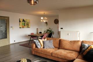 Op zoek naar een plek waar u zich meteen thuis voelt? 🏡<br />Dit prachtig gerenoveerde appartement van 121 m² combineert ruimte, stijl en comfort tot in de puntjes. Zodra u binnenkomt, wordt u omringd door licht en een warme, moderne sfeer – een woning die u met open armen ontvangt. ✨<br />Geniet van de rust op maar liefst 2 terrassen 🌞, parkeer zorgeloos in uw eigen garagebox 🚗 en berg alles netjes op in de praktische kelderberging 📦. De royale leefruimte, doordachte indeling en hoogwaardige afwerking maken van dit appartement een plek waar elke dag aanvoelt als thuiskomen. De zonnepanelen, rolluiken en airco maken er een extra energiezuinig appartement van💛<br />En dat allemaal in het hart van Helchteren: rustig wonen, met winkels, scholen en openbaar vervoer vlakbij, én snelle verbindingen naar Hasselt, Genk en de E314. Ideaal voor wie comfort wil combineren met een toplocatie. <br /><br />✨ De troeven op een rijtje<br /><br />🛋 Ruime, lichtrijke leefruimte met toegang tot het terras<br /><br />🍳 Volledig ingerichte keuken met moderne toestellen<br /><br />🛏 3 volwaardige slaapkamers – ideaal voor gezin, bureau of hobbyruimte<br /><br />🚿 Stijlvolle badkamer met ligbad en wastafel<br /><br />🧺 Praktische berging voor extra comfort<br /><br />🌞 2 terrassen – altijd een plekje om buiten te genieten<br /><br />🚗 Garagebox inbegrepen – veilig parkeren<br /><br />📦 Kelderberging – handige extra opslag<br /><br />Alles wat u nodig heeft – winkels 🛒, scholen 🎒, horeca ☕ en openbaar vervoer 🚌 – ligt vlakbij. Bovendien bent u dankzij de vlotte verbindingen zo in Hasselt, Genk of op de E314.<br /><br />💡 Waarom dit appartement?<br /><br />100% instapklaar – geen renovatiewerken nodig<br /><br />Royale oppervlakte van 121 m²<br /><br />3 grote slaapkamers – flexibel in te delen<br /><br />2 terrassen om elk moment van de dag van de zon te genieten 🌅<br /><br />Garage + kelderberging inbegrepen + elektrische rolluiken en screens.<br /><br />Centrale ligging ✅ toch rustig<br /><br />🔑 Dit is uw kans!<br /><br />Dit appartement combineert het comfort van een woning met het gemak van een appartement. Perfect voor gezinnen, starters of investeerders.<br /><br />📞 Plan vandaag nog uw bezoek en ontdek zelf waarom dit pareltje in Helchteren niet lang te koop zal staan!<br /><br />Het appartement is momenteel verhuurd.<br /><br />Woongebied – bouwvergunning – geen rechterlijke herstelmaatregel of bestuurlijke maatregel opgelegd – geen voorkooprecht – geen verkavelingsvoorschriften<br /><br />O-peil: niet overstromingsgevoelig<br /><br />G-score: A<br />P-score: A<br /><br />EPC : 112 kWh/(m²jaar- certificaatnummer: 20240530-0003255838-RES-1<br /> 