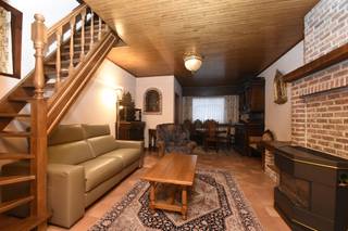 In het hart van Kruibeke vinden we deze op te frissen woning.Centraal gelegen en vlakbij invalswegen.We komen de woning binnen via de inkomhal, die...