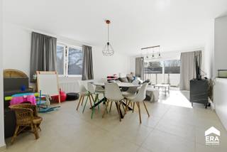 Te koop: modern appartement op een toplocatie in Izegem. Dit nieuwbouwappartement (bouwjaar 2024) combineert energiezuinig wonen met comfort en een...