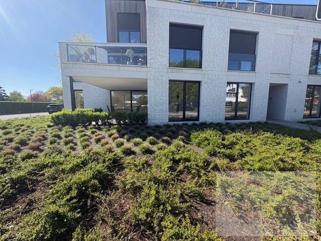 Te huur: stijlvol nieuwbouwappartement (gelijkvloers) met 2 slaapkamers in hartje Eksel - foto 2