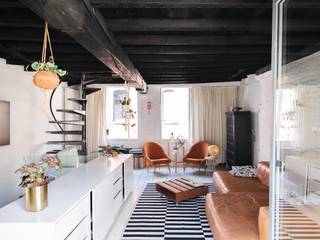 <strong>Centrum Gent, karaktervolle woning waar authenticiteit en hedendaagse ruimtelijkheid en architectuur elkaar ontmoeten.</strong><br /> <br /><em>Voor meer informatie, mail naar </em><em><u>info@carloeggermont.be</u></em><br /><em> </em><br />Deze compacte woning met 1 slaapkamer en mezanine is gelegen op één van de meest gegeerde locaties in Gent, namelijk het historisch centrum tussen de Lievekaai en het Prinsenhof .<br /> <br />De authentieke balkenstructuur werd behouden en gecombineerd met doordachte architectuur en ruimtelijkheid wat absoluut resulteert in een unieke woonst. Ideaal voor wie op zoek is naar een one of a kind woning.<br /><br />De inkomhal is een karaktervolle open ruimte met plaats voor een eettafel, bureauruimte en geeft via een dubbele ‘spiegel’deur toegang tot de ingerichte keuken.<br /><br />De doordachte trap met bijzonder veel op maat gemaakte bergruimte brengt ons naar het eerste verdiep waar we de leefruimte vinden. Deze geeft ook toegang naar buiten.<br /><br />Vervolgens brengt een archticturale spiltrap ons naar de bovenste verdieping waar we een ruime slaapkamer vinden die als extra voorzien is van een mezzanine met plaats voor een tweede bed.<br /><br />De badkamer voorzien van toilet, wastafel en ruimte inloopdouche bevindt zich op het gelijkvloers.<br /> <br />De woning vraagt hier en daar nog wat opfrissingswerken maar is perfect instapklaar en is reeds voorzien van zonnepanelen.<br /> <br /><strong>Kortom, een unieke opportuniteit voor wie op zoek is naar een woning of pied-à-terre in het historisch centrum van Gent. </strong>