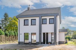 Deze woning is gelegen te Mol in een heel rustige en groene buurt, dicht bij een golfterrein. Door de nabijheid van vlotte verbindingswegen bent u snel in Mol, Lommel, Balen en zelfs de E34 autosnelweg Antwerpen - Eindhoven.<br /><br />In 2025 heeft de woning een totaalrenovatie ondergaan met kwalitatieve materialen en aandacht voor details.<br /><br />Indeling:<br />Op het gelijkvloers is er een inkomhal met een apart toilet, een heel ruime en lichtrijke leefruimte met een bureaugedeelte, een zithoek met een moderne inbouwhaard en een eetgedeelte met zicht op de zuidgerichte tuin. Door de ramen tot op de grond heb je het gevoel dat je in de tuin zit.<br />Aansluitend bevindt zich een juweeltje van een hoogwaardige keuken die volledig uitgerust is, incl. een natuurstenen werkblad.<br />Achter de keuken is er een praktische berging/wasplaats. Van hieruit kan je naar de droge geïsoleerde kelder.<br /><br />Via een vaste trap komen we op de eerste verdieping.<br />Hier zijn er 3 slaapkamers en een prachtige badkamer met een ligbad, inloopdouche, wc en dubbele lavabo.<br />De zolder kan dienen als extra opslagplaats.<br /><br />Zowel op het gelijkvloers als op de eerste verdieping is er vloerverwarming. Deze wordt aangestuurd door een warmtepomp (lucht/water) die in de zomer ook kan koelen.<br />De garage/schuur links van de woning is vergund, net als een eventuele carport en een mogelijk bijgebouw.<br /><br />Troeven:<br />EPC niveau : A<br />Verluchtingssysteem: D<br />Overal ingebouwde elektrische en slimme rolluiken<br />Op elke kamer zijn er vliegenramen<br />Hoogwaardige natuurstenen vloer<br />Regenwaterrecuperatiesysteem (toiletten en buitenkraan)<br />Grote en zuidgerichte tuin<br />Rustige ligging