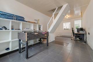 Op een goede locatie te Mechelen bevindt zich deze instapklare woning met 3 slaapkamers en tuin. U bevindt zich hier vlakbij winkels, scholen, het openbaar vervoer en op slechts 5 minuten van centrum Mechelen. <br /><br />We betreden de woning via de leefruimte, die u kunt inrichten met een gezellige zithoek en eetplaats. De keuken is mooi geïntegreerd in het geheel en voorzien van de voornaamste toestellen. Verder bevindt zich op het gelijkvloers nog de badkamer uitgerust met lavabo, douche, toilet en voorziening voor de wasmachine. De nachthal op de eerste verdieping geeft ons toegang tot 2 slaapkamers. Op de tweede verdieping beschikt u nog over een derde slaapkamer. In de leuke tuin kunt u steeds in alle rust en privacy genieten van het mooie weer.<br /><br />De woning is onmiddellijk beschikbaar.<br /><br />U dient een bezoekaanvraag in te dienen via het zoekertje op onze website via de knop "vraag bezoek aan".<br /><br />Dit is een uitstekende opportuniteit als u op zoek bent naar een instapklare woning met 3 slaapkamers, vlakbij centrum Mechelen. Contacteer ons voor meer informatie of neem een kijkje op www.boonstravastgoed.be .<br /><br />Bijzonderheden: <br />- Instapklaar<br />- 3 slaakamers<br />- Vlakbij centrum Mechelen