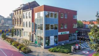 Een multifunctioneel handels-/kantoorpand (gelijkvloers + eerste verdieping / 197m²+ kelder 9m²), heden ingericht als bankkantoor. In perfecte...