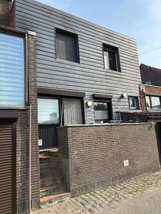 Knusse rijwoning met 2 slaapkamers.Gelegen nabij school, vlakbij de Nederlandse grens.EPC score D.Deze woning heeft volgende indeling: inkom,...