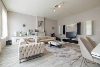 <p>Op zoek naar een karaktervol pand met tal van mogelijkheden? Deze statige woning, gelegen vlakbij het bruisende hart van Gent, combineert werken en wonen. Momenteel in gebruik als kantoorruimte, biedt deze eigendom een uitstekende investering voor zowel ondernemers als gezinnen die op zoek zijn naar een royale woonst.</p>
<p><u>Kenmerken van het pand:<br /></u>✔ Handelsruimte van 57m² met 2 toiletten<br />✔ 5 ruime slaapkamers, perfect voor gezinnen of om te herbestemmen<br />✔ Momenteel verhuurd als kantoorruimtes – interessante opbrengsteigendom</p>
<p>✔ Uitstekende ligging, op wandelafstand van het centrum, met vlotte verbindingen<br />✔ Asbestveilig</p>
<p>✔ EPC: C</p>
<p></p>
<p>Of u nu een stijlvolle gezinswoning zoekt, een opbrengsteigendom wenst of een unieke locatie voor uw zaak nodig hebt, dit pand biedt het allemaal!</p>
<p>Interesse? Neem contact op met Nele op 0470/79 66 20 of mail naar nele@cornelis-partners.be voor een bezichtiging en ontdek de vele mogelijkheden.</p>