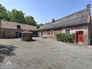 <p>In het landelijke Wodecq, een deelgemeente van Ellezelles genesteld in een oase van rust bevindt zich deze authentieke hoeve op een perceel van liefst (9690m2)<br /><br />De hoeve met tuin+ boomgaard + weide op (9690m2) heeft een richtprijs van 465.000€<br /><br />De hoeve bestaat uit een woongedeelte, een werkplaats en een koeienstalling. Er is ook een aparte grote schuur, een bijgebouw met paardenstalling en een bijgebouw met een originele bakkersoven. In het midden van deze gebouwen ligt een sfeervol binnenplein. Rondom heeft u een prachtig uitzicht op een tuin, boomgaard en een weide die uitkomt op een achterliggende straat die u een bijkomende ingang biedt.</p>
<p>Tevens bestaat de extra mogelijkheid om een naastliggend perceel weiland (8880m²) bij te kopen aan een richtprijs van 75.000€ dewelke uiterst geschikt is voor dierenliefhebbers.</p>
<p>Deze hoeve met in totaal +-1ha85ca grond is een zeldzame opportuniteit die te renoveren is naar eigen smaak en comfortniveau maar met enorm veel mogelijkheden voor wie van ruimte en privacy houdt !<br /><br /><br />Deze hoeve/boerderij is te koop ZONDER makelaar via het concept van Smart Houses! Wenst u verdere inlichtingen of bezoek? Contacteer rechtstreeks de eigenaar via 0472/57.51.83</p>
