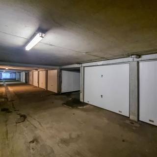 Ligging: Ondergrondse garagebox gelegen in het garagecomplex achter de gebouwen Dascottelei 90-118.De garagebox is voorzien van een kantelpoort en...