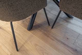 Hoogwaardige totaaltransformatie tot exclusieve, instapklare nieuwbouwappartementen met frontaal zeezicht<br /><br />Dit gebouw onderging een doordachte transformatie waarbij nieuwe, volwaardige appartementen werden gerealiseerd. De authentieke structuur van het pand werd gerespecteerd, terwijl de woonentiteiten volledig nieuw werden opgebouwd volgens de normen van vandaag. Een ideale opportuniteit voor wie charme en modern comfort wil combineren.<br /><br />Laat u verleiden door dit uitzonderlijk appartement, volledig en hoogwaardig gerenoveerd met oog voor detail, comfort en tijdloze elegantie. Gelegen op een gegeerde ligging, geniet u hier van een ononderbroken, frontaal zeezicht dat elke dag aanvoelt als vakantie.<br /><br />De royale leefruimte baadt in natuurlijk licht en werd afgewerkt met maatwerkmeubilair en verfijnde materialen. De luxueuze keuken, volledig uitgerust met hedendaagse toestellen, combineert strak design met maximaal gebruikscomfort en vormt een perfecte setting.<br /><br />Het appartement beschikt over een ruime berging met aansluiting voor wasmachine en droogkast. De badkamers zijn voorzien van een ruime inloopdouche, praktische lavabo met opbergruimte, spiegel met verlichting en handdoekenradiator.<br /><br />Als extra luxe kan u gebruikmaken van het gemeenschappelijk zwembad, een zeldzame meerwaarde die het vakantiegevoel compleet maakt.<br /><br />Dit appartement is uitermate geschikt als vaste bewoning, stijlvol tweede verblijf of zorgeloze investering met sterke verhuurpotentie.<br /><br />Indeling:<br />GLV: inkomhal - ruime berging - apart toilet - badkamer met inloopdouche en lavabo - praktische slaapkamer met zicht op zee - keuken voorzien van alle nodige comfort - terras - gemeenschappelijk zwembad - mogelijkheid tot aankopen/huren van een staanplaats aan het gebouw<br /><br />Troeven:<br />- Volledig gerenoveerd<br />- Smaakvol ingericht<br />- Gemeenschappelijk zwembad<br />- Gemeenschappelijke fietsenberging<br /><br /><br />Interesse in dit prachtige appartement?<br />Aarzel niet om contact met ons op te nemen via 059 41 10 10 of info@immopadiva.be ook op zondag! Wij helpen je graag verder.