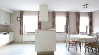 Dit verzorgd en lichtrijk appartement is centraal gelegen op de Marktplaats van Lichtervelde! De indeling omvat een inkomhal met gastentoilet, een...