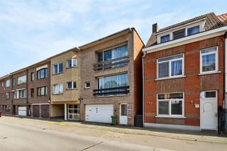 Welkom in dit tweeslaapkamer appartement dat gelegen is in het centrum van Brasschaat. Deze unit ligt op de 2de verdieping en maakt deel uit van...