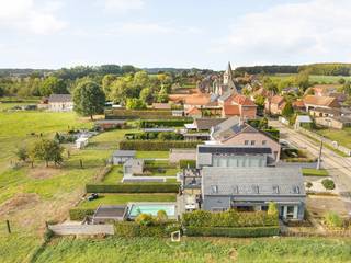 Op een betoverende locatie op de grens met Denderwindeke vindt u deze<strong> super toffe, instapklare gezinswoning </strong>waar elk thuiskomen aanvoelt als een stukje vakantie. Gelegen op<strong> een onderhoudsvriendelijk perceel van 489 m² </strong>trakteert deze eigendom u op adembenemende, <strong>unieke vergezichten over het omliggende natuurlandschap en de iconische Congoberg.</strong><br />Binnenin verwelkomt de uitnodigende inkomhal met gastentoilet u naar een praktische bureelruimte aan de voorzijde met aangenaam zicht op de straat — perfect voor wie comfortabel van thuis uit wil werken. De riante leefruimte baadt in een zee van natuurlijk licht en laat u vanuit elke hoek wegdromen bij het schilderachtige uitzicht over de velden. Aansluitend bevindt zich de ingerichte keuken met een uiterst functionele bijkeuken/wasplaats en een inpandige, ruime garage. <strong>Op de eerste verdieping </strong>biedt de woning <strong>3 volwaardige slaapkamers en 2 badkamers,</strong> waarbij de master bedroom geniet van het privilege van een eigen ensuite badkamer, aangevuld met een aparte, tweede badkamer voor het gezin. Ook op energetisch en technisch vlak is deze woning volledig toekomstgericht dankzij een<strong> gunstig EPC-label B, zonnepanelen, een Daikin hybride warmtesysteem en een regenwaterput. </strong>Buiten zet het vakantiegevoel zich moeiteloos voort: in de recent compleet aangelegde, onderhoudsvriendelijke tuin geniet u op het zalige terras in alle rust van de zon en neemt u een verfrissende duik in het heerlijke, <strong>verwarmde zwembad</strong> met het panoramische groen als decor. <strong>Elektriciteit CONFORM tot 2046. DAIKIN ALTHERMA HYBRIDE WARMTEPOMP + (propaan)gasketel. EPC LABEL B. </strong>