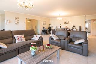 Centraal gelegen appartement met zicht op de markt van Torhout.STARTPRIJS: Elk bod boven deze startprijs, wordt voorgelegd aan de eigenaars, die al dan niet kunnen in gaan op dit aanbod.Dit prachtig gelegen appartement bevindt zich op de tweede verdieping en combineert ruimte, comfort en een uitstekende ligging in het hart van Torhout.Bij het binnenkomen word je verwelkomd in een ruime inkomhal die toegang geeft tot de lichtrijke woonkamer met open keuken. Aansluitend bevindt zich een aangenaam terras met een prachtig uitzicht op de markt — de ideale plek om te ontspannen.Het appartement beschikt over drie volwaardige slaapkamers, waarvan één met een ensuite badkamer. Daarnaast is er een afzonderlijk toilet en een tweede badkamer met ligbad. Achteraan bevindt zich nog een extra terras, wat zorgt voor bijkomende buitenruimte en rust.In de kelderverdieping is er een gemeenschappelijke fietsenberging alsook een berging voor het restafval.Er is de mogelijkheid om een ondergrondse garage aan te kopen met berging voor €30.000.📞 Contacteer Nele voor een bezoek: 0494 03 02 86 – nele@correctvastgoed.be👉 Online schattingstool: https://www.correctvastgoed.be/schatting