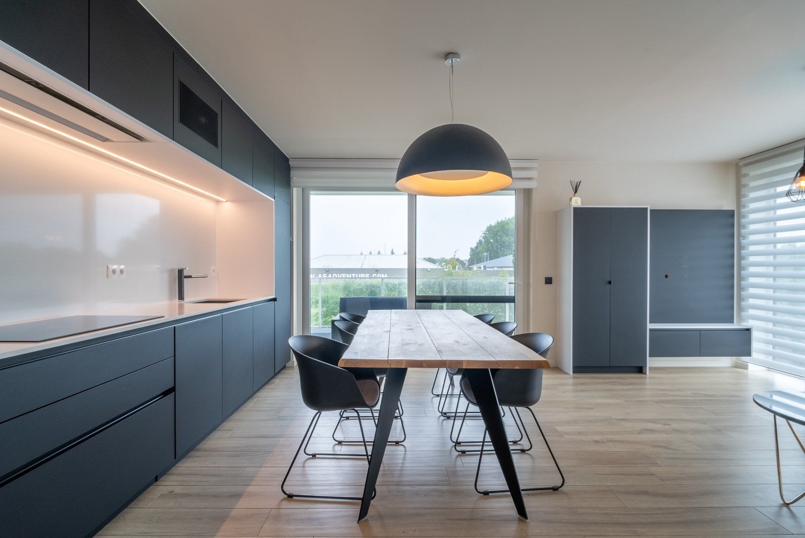 Trendy, bemeubeld apartement met 2 slaapkamers, terras en autostaanplaats. - foto 4