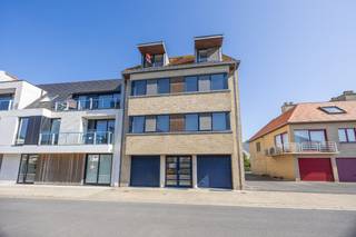 <strong>Waarom is deze duplex zo aantrekkelijk?</strong>
<ul>
	<li>Topligging: op slechts enkele minuten wandelen van het strand én het centrum van Middelkerke, maar toch rustig gelegen. Ideaal als vaste woonst of als tweede verblijf.</li>
	<li>Ruime indeling: 122 m² woonoppervlakte verdeeld over twee niveaus, met drie volwaardige slaapkamers en een bijzonder ruime leefruimte.</li>
	<li>Recente residentie: het gebouw dateert van 2005 en het appartement bevindt zich nog in zeer goede staat.</li>
</ul>
<strong>Indeling:</strong><br /><br /><u>Benedenverdieping:</u><br />Ruime leefruimte met zithoek en eetplaats, aansluitend terras, open en volledig uitgeruste keuken met veel lichtinval, praktische berging met aansluiting voor wasmachine, apart toilet en trap naar de bovenverdieping.<br /><br /><u>Bovenverdieping:</u><br />Drie zeer ruime slaapkamers, apart toilet en een badkamer met ligbad en dubbele lavabo.<br /><br />Interesse om deze opportuniteit zelf te ontdekken?<br />Neem vandaag nog contact met ons op voor een bezoek.
