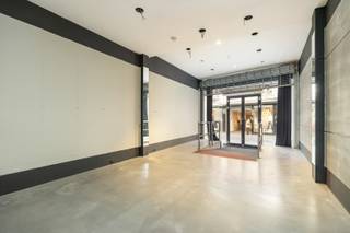 <strong>Commercieel pand op toplocatie in het centrum van Lier. Kan gehuurd worden als pop up!</strong><br /><br />Dit commerciële gebouw is gunstig gelegen in het hart van het winkelcentrum van Lier en biedt diverse mogelijkheden voor ondernemers.<br />Het pand bestaat uit een commercieel gelijkvloers en drie bovenliggende verdiepingen. Op het gelijkvloers is er een beschikbare oppervlakte van ongeveer 240 m², aangevuld met 20 m² buitenruimte.<br /><br />De indeling en grootte maken het geschikt voor verschillende commerciële activiteiten.<br />
<ul>
<li>Onroerende voorheffing ten laste van de huurder.</li>
<li>Geschikt voor diverse commerciële of kantoorbestemmingen.</li>
<li>Gelegen in een levendige winkelomgeving met een goede zichtbaarheid.</li>
</ul>
Voor verdere informatie of een bezichtiging kunt u contact opnemen.<br /><br />