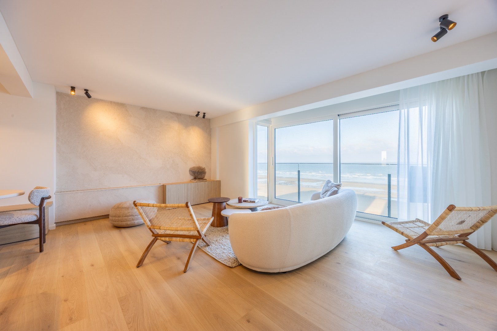 Luxueus afgewerkt appartement met frontaal zeezicht in het hartje van Sint-Idesbald - foto 1