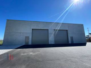 Nieuwbouw KMO-unit van 256 m² en 1 privatieve parkeerplaats te koop in Aartrijke. De geïsoleerde casco magazijnruimte (brandklasse C) is opgebouwd...