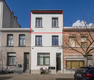 Nabij winkels, openbaar vervoer en diverse invalswegen vinden we dit split-level één slaapkamer appartement. Living met ingemaakte kasten en parket vloer, open keuken voorzien van o.a. vaatwasser en ijskast, badkamer (inloopdouche - toilet &amp; lavabo) en één slaapkamer met overdekt terras. In het gebouw is tevens een ruime kelder voorzien. <br /><br />gerenoveerd in 2018. heden is het appartement verhuurd. <br /><br />verdere info en/of bezoek: info@accentvastgoed.be of 03/288.34.70.