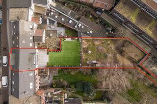 <p>Op een centrale locatie in Kontich bevindt zich dit zeer uitzonderlijk pand met een combinatie van handelsruimte, duplex appartement en garage. Dergelijke eigendommen met deze oppervlakte en perceelgrootte zijn zelden beschikbaar in de regio.</p>
<p><strong>HANDELSRUIMTE<br /></strong>De handelsruimte heeft een totale oppervlakte van ca. 447m², nl. 144m² kelder en 303 m² gelijkvloers. De verbouwingen dateren tussen 2015 en 2019. De algemene staat is goed en geschikt voor professioneel gebruik.</p>
<p><strong>DUPLEX APPARTEMENT<br /></strong>Het duplex appartement heeft een aparte ingang en beschikt over aangename en lichtrijke ruimtes, met hoge plafonds en een ruime leefruimte. Daarnaast is er een zeer ruim terras aanwezig, wat zorgt voor een waanzinnige buitenruimte. Deze entiteit is geschikt voor eigen bewoning, verhuur of combinatie wonen/werken.</p>
<p>Het eigendom is gelegen op een perceel van ca. 739 m² en beschikt over een zuidwest georiënteerde tuin. Deze buitenruimte vormt een duidelijke meerwaarde binnen een centrale dorpsligging.</p>
<p><strong>GARAGE</strong><br />Achteraan bevindt zich tevens een garage (bereikbaar via Van Dyckstraat).</p>
<p>De ligging is vlot bereikbaar (E19 op ca. 1 km, A12 op 5.5km) en bevindt zich op korte afstand van invalswegen, openbaar vervoer, winkels en scholen.</p>
<p>Dit pand biedt verschillende mogelijkheden, zowel voor eigen gebruik, bv. woon-werk of eventueel verhuren. Wenst u een volledig inzicht in de opties van dit eigendom, neem dan contact op voor bijkomende informatie.</p>
<p><strong>Troeven:</strong></p>
<ul>
<li>Zeer uitzonderlijk pand binnen de regio</li>
<li>Combinatie handelsruimte en duplex appartement en garage</li>
<li>Duplex met veel lichtinval en hoge plafonds</li>
<li>Ruime leefruimte en zeer groot terras</li>
<li>Ca. 447 m² handelsoppervlakte</li>
<li>Perceel van ca. 739 m²</li>
<li>Zuidwest georiënteerde tuin (mogelijkheden!)</li>
<li>Garage bereikbaar via Van Dyckstraat</li>
<li>Centrale ligging met goede bereikbaarheid</li>
</ul>
<p>Graag meer info of een bezoek?<br /><br />Contracteer ons gerust via 0492 83 88 19 of jarno@groepvanhaute.be</p>