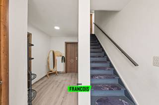 Deze woning is rustig gelegen in een aangename woonwijk nabij het centrum van Brugge. <br /><br />De indeling is praktisch en omvat een inkomhal, een lichtrijke leefruimte en een basis geïnstalleerde keuken. Verder beschikt de woning over drie slaapkamers, een te renoveren badkamer, een kelder en een zolder waar extra kamers gecreëerd kunnen worden.<br /><br />Daarnaast is er een ruime garage aanwezig met voldoende parkeergelegenheid op het perceel. De grote tuin vormt een bijkomende troef en biedt veel buitenruimte en privacy. Achteraan het perceel is bovendien een extra doorgang voorzien, wat extra toegankelijkheid en gebruiksgemak kan bieden.<br /><br />Verder beschikt de woning over dubbele beglazing en een vernieuwde verwarmingsinstallatie.<br /><br />Interesse? Neem dan nu contact op met Kenjiro via 0495 64 69 95 of waeles@immofrancois.be!<br /><br />