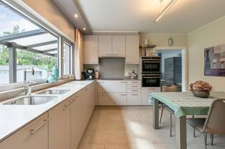 <strong>Instapklare gelijkvloerse woning met 4(5) slaapkamers en zicht op groen op een totale opp van 17a53ca</strong><br /><br />In het rustige en groene Mol Sluis vind je deze charmante gelijkvloerse woning die uitblinkt in ruimte, comfort en functionaliteit.<br />Met <strong>vier volwaardige slaapkamers</strong>, een <strong>vernieuwde keuken </strong>en een <strong>volledig bruikbare kelder</strong> is dit de ideale thuis voor wie comfortabel en rustig wil wonen.<br /><br />Bij binnenkomst kom je in de inkomhal, die meteen toegang biedt tot twee achter elkaar gelegen slaapkamers – perfect als slaapkamers, bureau of hobbyruimte.<br />De ruime en gezellige woonkamer is het hart van de woning, waar een <strong>speksteenkachel</strong> zorgt voor een warme, huiselijke sfeer.<br />Rolluiken aan de ramen zorgen voor <strong>extra comfort en privacy</strong>.<br /><br />De keuken werd recent volledig vernieuwd en uitgerust met <strong>kwalitatieve toestellen</strong>, waaronder een grote Amerikaanse koelkast – ideaal voor wie graag kookt en gezellig tafelt.<br /><br />De <strong>badkamer werd eveneens gerenoveerd</strong> en is voorzien van een dubbele lavabo, een moderne inloopdouche met regendouche en een frisse, hedendaagse uitstraling.<br />Daarnaast zijn er nog twee ruime slaapkamers, wat het totaal op vier volwaardige slaapkamers brengt.<br />Extra pluspunt is nog een aparte kamer die momenteel dienstdoet als <strong>wasruimte</strong>, maar indien gewenst ook als <strong>vijfde slaapkamer </strong>kan worden ingericht.<br />De wasruimte kan eenvoudig worden ingericht in de kelder, waar de aansluitingen voor water, elektriciteit en afvoer reeds aanwezig zijn.<br /><br />Via een zolderluik bereik je de <strong>praktische zolderruimte</strong>, die perfect dienst kan doen als extra bergruimte.<br />De vloer van de zolder is reeds geïsoleerd, wat bijdraagt aan het energiecomfort van de woning.<br /><br />Een absolute troef is de<strong> volledig onderkelderde structuur</strong> van het huis. De kelder is droog, volledig behandeld en daardoor ideaal als opslagruimte, werkplaats of hobbyruimte.<br />Vanuit de kelder heb je ook rechtstreeks toegang tot de <strong>inpandige garage</strong>.<br />Zoals hierboven vermeld, zijn hier de nutsvoorzieningen voorzien, wat het perfect mogelijk maakt om hier een volwaardige wasruimte te installeren.<br /><br />Buiten geniet je van een <strong>ruime, onderhoudsvriendelijke tuin </strong>met een<strong> extra garage</strong>, tuinhuis en houtberging – een droom voor wie graag buiten leeft of nood heeft aan extra ruimte.<br /><u><strong>Achter de woning ligt een natuurgebied, wat zorgt voor een groen uitzicht en een heerlijk gevoel van rust en privacy.</strong></u><br /><br /><em><u>Technische pluspunten zijn onder andere:</u><br />- Nieuwe verwarmingsketel<br />- Isolatie aanwezig in het dak en in de vloer van de keuken<br />- Rolluiken aan de ramen<br />- Goed onderhouden schilderwerken in de volledige woning</em><br /><br /><strong>De woning is gelegen in een rustige straat in Mol Sluis – een groene, aangename buurt met een centrale ligging.<br />Hier woon je in alle rust, maar toch dichtbij winkels, scholen en verbindingswegen.</strong><br /><br /><em>Interesse in deze woning? Neem vrijblijvend contact op voor meer informatie of een bezichtiging. </em>